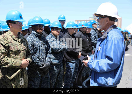 180420-N-VO895-0165 NORFOLK, Va. (April 20, 2018) -- Vietnam veteran, Jerry Cobleigh speaks to Sailors during a tour aboard amphibious assault ship USS Bataan (LHD 5) in commemoration of 76th anniversary of the Battle of Bataan and Bataan Death March. Bataan is moored at BAE Systems Norfolk Ship Repair conducting a scheduled maintenance availability. (Navy Photo by Seaman Danilo Reynoso) Stock Photo