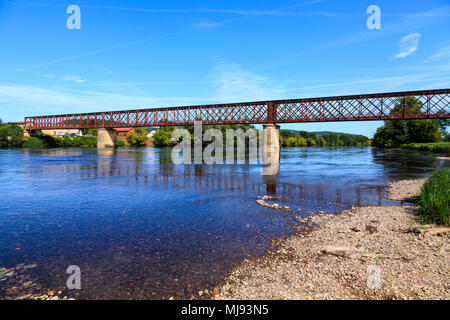 Le Pont du Garrit is an historic bridge, spanning the river Dordogne near St Cyprien, Perigord Noir, France Stock Photo