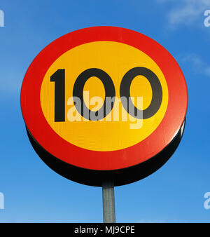 Speed limit 100 km / h on the motorway bridge near Düsseldorf Stock ...