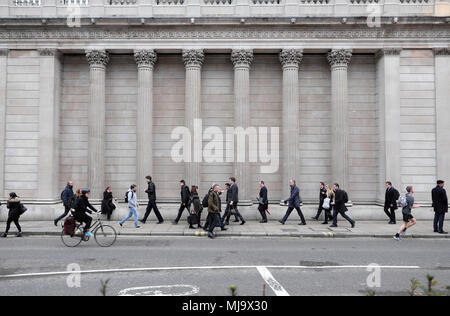 Office workers walking past the Bank of England building on Threadneedle Street in the financial district in City of London England UK  KATHY DEWITT Stock Photo