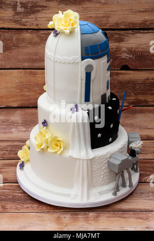 https://l450v.alamy.com/450v/mja7mt/star-wars-themed-wedding-cake-mja7mt.jpg
