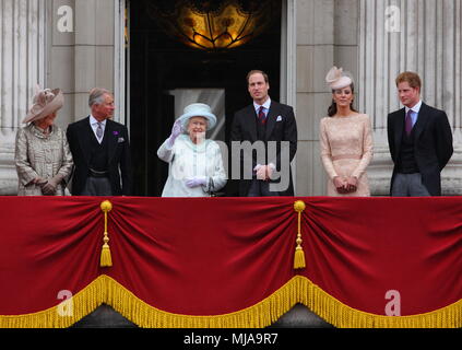 Queen Elizabeth II waving to the huge crowd with future kings - Prince Charles (now King Charles III) and Prince William (now Prince of Wales), Camilla Duchess of Cornwall (now Queen Camilla),and Catherine Duchess of Cambridge (now Princess of Wales) with Prince Harry on the balcony of Buckingham Palace to commemorate the 60th anniversary of the accession of the Queen, London. 5 June 2012 --- Image by © Paul Cunningham Stock Photo