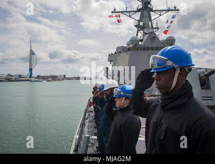 180423-N-UB406-0190 ATLANTIC OCEAN (April 23, 2018) Seaman Benjamin Williams, right, assigned to the guided-missile destroyer USS Farragut (DDG 99), renders honors to the Royal Navy 104-gun first-rate ship HMS Victory as  Farragut enters Her Majesty's Naval Base Portsmouth. Farragut is deployed with the Harry S. Truman Carrier Strike Group. (U.S. Navy photo by Mass Communication Specialist 3rd Class Cameron M. Stoner/Released) Stock Photo