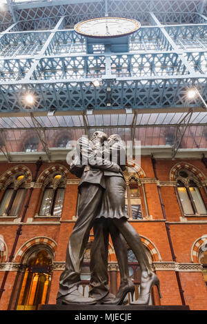 England, London, St Pancras International Station, The Lovers' Statue by Paul Day Stock Photo