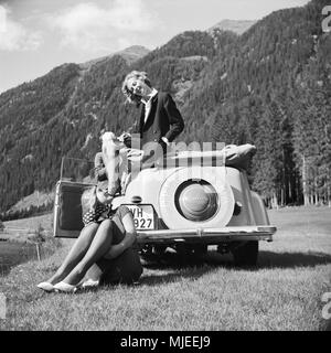 Mit dem Opel Olympia unterwegs in der Wachau in Österreich, Deutschland 1930er Jahre. On the road with an Opel model Olympia at the Wachau area in Austria, Germany 1930s. Stock Photo