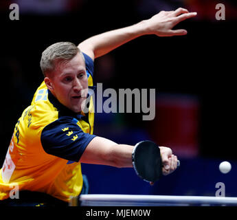 Halmstad, Sweden. 4th May, 2018. Mattias Karlsson of Sweden returns the ball to Liam Pitchford of England during the Men's group quarterfinal match at the 2018 World Team Table Tennis Championships in Halmstad, Sweden, May 4, 2018. Credit: Ye Pingfan/Xinhua/Alamy Live News Stock Photo