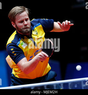 Halmstad, Sweden. 4th May, 2018. Jon Persson of Sweden returns the ball to Samuel Walker of England during the Men's group quarterfinal match at the 2018 World Team Table Tennis Championships in Halmstad, Sweden, May 4, 2018. Credit: Ye Pingfan/Xinhua/Alamy Live News Stock Photo