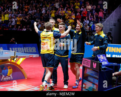Halmstad, Sweden. 4th May, 2018. Swedish players celebrate after winning the Men's group quarterfinal match against England at the 2018 World Team Table Tennis Championships in Halmstad, Sweden, May 4, 2018. Credit: Ye Pingfan/Xinhua/Alamy Live News Stock Photo