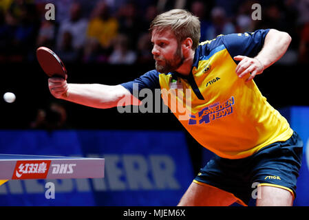 Halmstad, Sweden. 4th May, 2018. Jon Persson of Sweden returns the ball to Samuel Walker of England during the Men's group quarterfinal match at the 2018 World Team Table Tennis Championships in Halmstad, Sweden, May 4, 2018. Credit: Ye Pingfan/Xinhua/Alamy Live News Stock Photo