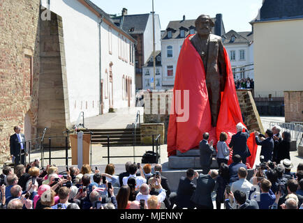 05 May 2018, Germany, Trier: The Karl Marx Statue in Trier is revealed in a ceremony. The statue weighs 2.3 tons and is 4.4 metres high. The bronze statue created by the Chinese artist Wu Weishan is a present of the People's Republic of China to the city of Trier for the 200th birthday of the city's son Karl Marx. Photo: Harald Tittel/dpa Stock Photo