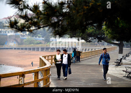 Qingdao, China's Shandong Province. 5th May, 2018. People visit a seaside pedestrian walkway at Taipingjiao Park in Qingdao, east China's Shandong Province, May 5, 2018. Credit: Guo Xulei/Xinhua/Alamy Live News Stock Photo