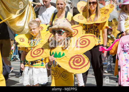 Brighton, UK. 5th May, 2018. Brighton Festival 2018 Children's Parade starts the beginning of the festival which continues throughout the month of May. The parade involves ;schools and children over the Brighton & Hove area proceeding in a carnival atmosphere through the the city Laines to the Brighton Palace Pier. 5th May 2018 Credit: David Smith/Alamy Live News Stock Photo