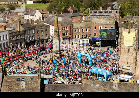 Richmond, North Yorkshire, UK, 5th May 2018. Cyclists and crowds gather in the beautiful market town of Richmond, North Yorkshire in glorious sunshine for the start of the 3rd Stage of the 4th Tour De Yorkshire.  Hot temperatures are forecast and the race of 181km includes the gruelling steep Sutton Bank before finishing at Scarborough on the East Coast. The race concludes on Sunday with the final 189.5km stage from Halifax to Leeds. Andy Lovell/Alamy Live News Stock Photo