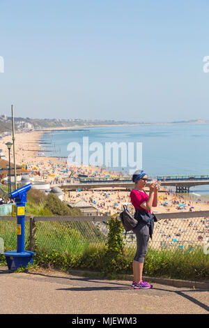 Bournemouth, Dorset, UK. 5th May 2018. UK weather: crowds flock to the seaside to enjoy the unbroken blue skies and sunshine on the first day of the long Bank Holiday weekend. Credit: Carolyn Jenkins/Alamy Live News Stock Photo