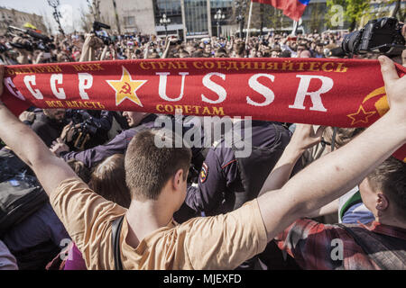 Moscow, Moscow, Russia. 5th May, 2018. A Putin supporter shows a banner of the old USSR during a demonstration against Putin in Moscow, Russia. Credit: Celestino Arce/ZUMA Wire/Alamy Live News Stock Photo