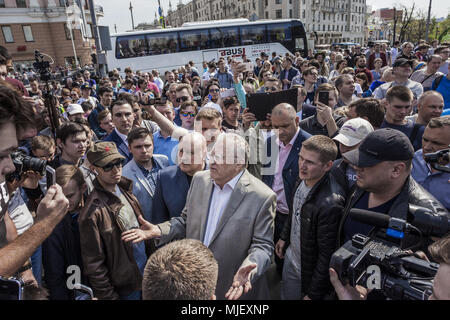 Moscow, Moscow, Russia. 5th May, 2018. Vladimir Zhirinovsky, russian parliament member, talks with manifestants during a demonstration in Moscow, Russia. Credit: Celestino Arce/ZUMA Wire/Alamy Live News Stock Photo