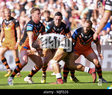 Hull, UK. 05th May 2018, KCOM Stadium, Hull, England; Betfred Super League rugby Round 14 Hull FC v Castleford Tigers; Hull FC's Bureta Faraimo gets tackled by Castleford Tigers' Adam Milner and Joe Wardle Credit: News Images /Alamy Live News Stock Photo