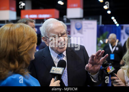 Omaha, USA. 5th May, 2018. U.S. billionaire investor Warren Buffett (C), chairman and CEO of Berkshire Hathaway, is interviewed before the Berkshire Hathaway's annual shareholders meeting in Omaha, Nebraska, the United States, on May 5, 2018. Berkshire Hathaway held its 2018 shareholders meeting on Saturday, attended by tens of thousands of people from all over the world. Credit: Wang Ying/Xinhua/Alamy Live News Stock Photo