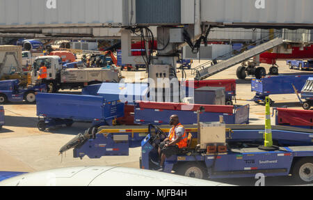 Fort Lauderdale, Florida - A Southwest Airlines baggage handler loads Stock Photo: 103800453 - Alamy