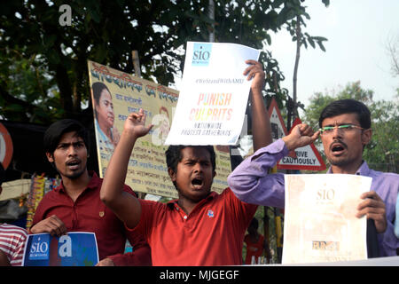 Kolkata, India. 04th May, 2018. SIO members hold poster and shout slogan against Yogi Adityanath led Uttar Pradesh government during the protest against Hindu Yuva Vahini. Members of Student Islamic Organization or SIO protest against Hindu Yuva Vahini attack on student of Aligarh Muslim University or AMU over a portrait of Jinnah that has been up on wall since 1983. Credit: Saikat Paul/Pacific Press/Alamy Live News Stock Photo