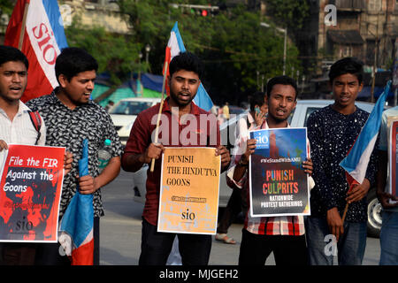 Kolkata, India. 04th May, 2018. SIO members hold poster and shout slogan against Yogi Adityanath led Uttar Pradesh government during the protest against Hindu Yuva Vahini. Members of Student Islamic Organization or SIO protest against Hindu Yuva Vahini attack on student of Aligarh Muslim University or AMU over a portrait of Jinnah that has been up on wall since 1983. Credit: Saikat Paul/Pacific Press/Alamy Live News Stock Photo