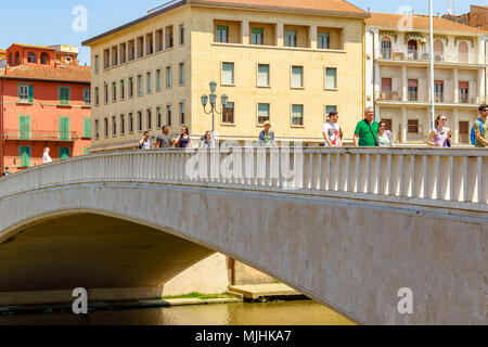 Pisa, Italy - May 04, 2018 - Tourists walk on Ponte di Mezzo (Mezzo Bridge) over river Arno Stock Photo