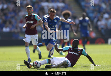 Leicester City's Jamie Vardy and West Ham United's Cheikhou Kouyate (right) battle for the ball during the Premier League match at the King Power Stadium, Leicester. Stock Photo