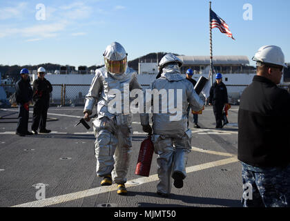 171212-N-DW433-167 YOKOSUKA, Japan (Dec. 12, 2017) – Hot