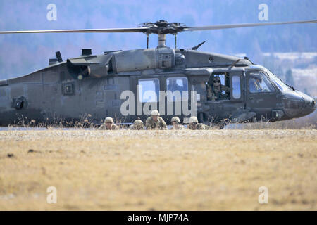 Artillerymen of the 2nd Battalion, 319th Airborne Field Artillery ...