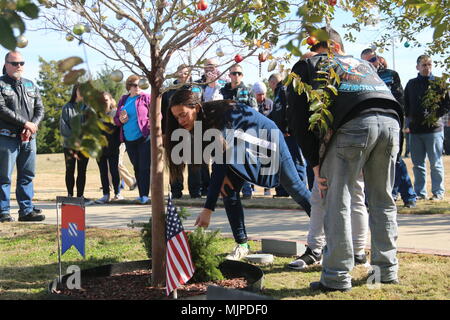 Families, friends and the Marne community both on and off the installation pay their respects and lay a wreath down for fallen Soldiers, Dec. 16, 2017 at Fort Stewart, Ga. Wreaths for Warriors Walk was a program established 11 years ago, that invites families of fallen Soldiers, the local community as well as Soldiers at Ft. Stewart to place a Christmas wreath at the trees of fallen 3rd ID Soldiers along the Warriors Walk at Cottrell Field in a solemn memorial service. (U.S. Army photo by Sgt. Arjenis Nunez/Released) Stock Photo