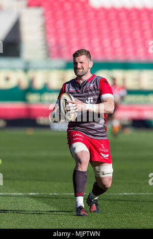 Scarlets number eight John Barclay warms up ahead of a match Stock Photo