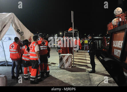 Malaga, Spain. 6th May, 2018. Migrants who were rescued from a dinghy in the Mediterranean Sea, walk past after their arrival at Port of Malaga. Members of the Spanish Maritime Safety rescued in this early morning a total of 110 migrants from two boats near the Malaga coast. Credit: Jesus Merida/SOPA Images/ZUMA Wire/Alamy Live News Stock Photo
