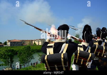 Cadoneghe, Padua, Italy, May 6th, 2018. Some hundreds people attend to the historical pageant on the banks of the River Brenta. Same people are dressed up with late-18th century costumes of the 'Serenissima' Republic of Venice. The performance is organized to awaken  public opinion on the condition of the River Brenta, which was once upon a time the main water-way that connected Venice to Padua. Credit: Ferdinando Piezzi/Alamy Live News Stock Photo