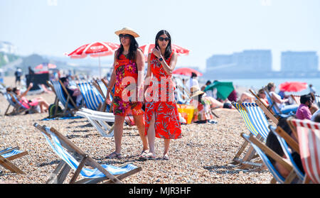 Brighton UK 6th May 2018  - Visitors arrive on Brighton beach early in beautiful sunny weather as temperatures soar on the south coast today Credit: Simon Dack/Alamy Live News Stock Photo
