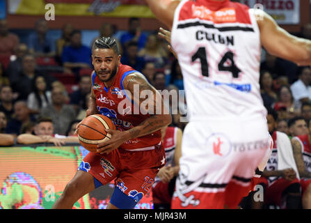 SAN JUAN, Puerto Rico. , . InaguraciÃƒÂ³n del BSN Loa Piratas de  Quebradillas vs Los Cariduros de Fajardo. En la foto Jonatha Garcia #7 de  Qiebradillas y Jeffery Burgos #2 de Fajardo (