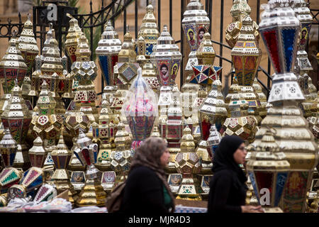 Lanterne, cosiddetto fanooz, in vendita presso il Khan El Khalili al Cairo  utilizzata durante il Ramadan per la casa decorazioni come parte di una  vecchia tradizione Foto stock - Alamy