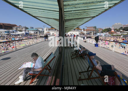 Bournemouth, UK. 6th May 2018.   Bournemouth Pier offers some shade on the hottest May Bank holiday weekend for many years. Bournemouth, Dorset, UK. Credit: Richard Crease/Alamy Live News Stock Photo