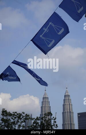 Kuala Lumpur, Malaysia. 6th May, 2018. The upcoming May 2018 general elections in Malaysia is expected to be a keenly contested fight between the ruling coalition party and the opposition alliance. Blue flags seen here belong to the ruling party Barisan Nasional. The Petronas Twin Towers can be seen in the background. Credit: Beaconstox/Alamy Live News. Stock Photo