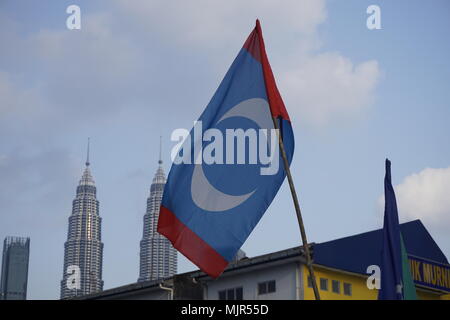Kuala Lumpur, Malaysia. 6th May, 2018. The upcoming May 2018 general elections in Malaysia is expected to be a keenly contested fight between the ruling coalition party and the opposition alliance.  The flag seen here belong to the People's Justice Party. The Petronas Twin Towers can be seen in the background. Credit: Beaconstox/Alamy Live News. Stock Photo