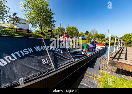 The Saltway, Droitwich, UK, 6th May 2018.  and a new sculpture by artist Katy Bienart arrives by canal barge. The sculpture represents the towns history as a salt production centre and the public where invited to fill the glass walls with salt from around the world. Credit: David Broadbent/Alamy Live News Stock Photo