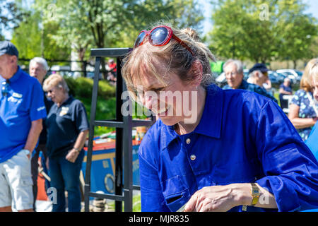 The Saltway, Droitwich, UK, 6th May 2018.  and a new sculpture by artist Katy Bienart arrives by canal barge. The sculpture represents the towns history as a salt production centre and the public where invited to fill the glass walls with salt from around the world. Credit: David Broadbent/Alamy Live News Stock Photo