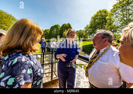 The Saltway, Droitwich, UK, 6th May 2018.  and a new sculpture by artist Katy Bienart arrives by canal barge. The sculpture represents the towns history as a salt production centre and the public where invited to fill the glass walls with salt from around the world. Credit: David Broadbent/Alamy Live News Stock Photo