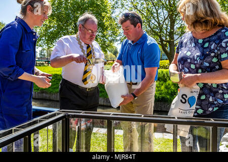 The Saltway, Droitwich, UK, 6th May 2018.  and a new sculpture by artist Katy Bienart arrives by canal barge. The sculpture represents the towns history as a salt production centre and the public where invited to fill the glass walls with salt from around the world. Credit: David Broadbent/Alamy Live News Stock Photo