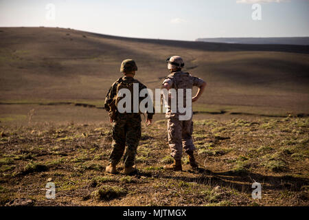 Spanish Marine Col. Juan M. Báez, deputy commander of Trecio de Armada (right), speaks with U.S. Marine Col. Michael J. Perez, the commanding officer of Special Purpose Marine Air-Ground Task Force-Crisis Response-Africa (left), at Sierra del Retin, Spain, Dec. 20, 2017. SPMAGTF-CR-AF is deployed to conduct limited crisis-response and theater-security operations in Europe and North Africa. (U.S. Marine Corps photo by Sgt. Takoune H. Norasingh/Released) Stock Photo