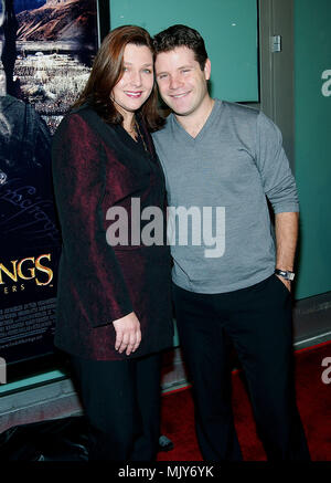 Sean Astin and wife Christine arriving at the premiere of 'The Lord Of The Rings: The Two Towers' at the Cineramadome Theatre in Los Angeles. December 15, 2002.           -            AstinSean Christine02A.jpg           -              AstinSean Christine02A.jpgAstinSean Christine02A  Event in Hollywood Life - California,  Red Carpet Event, Vertical, USA, Film Industry, Celebrities,  Photography, Bestof, Arts Culture and Entertainment, Topix Celebrities fashion /  from the Red Carpet-, Vertical, Best of, Hollywood Life, Event in Hollywood Life - California,  Red Carpet , USA, Film Industry, Ce Stock Photo