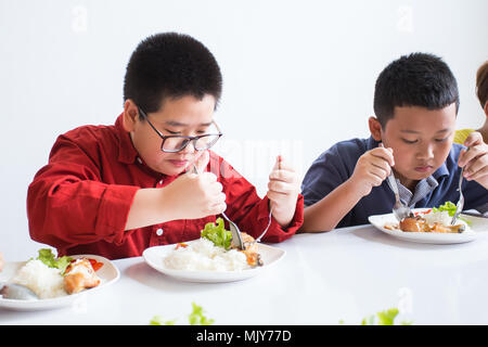 https://l450v.alamy.com/450v/mjy77d/a-schoolboys-eating-luanch-on-table-at-canteen-in-school-mjy77d.jpg