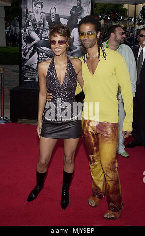 Halle Berry and Eric Benet arriving at The 'Swordfish' premiere at the Westwood Theatre in Los Angeles - June 4, 2001            -            BerryHalle BenetEric01B.JPG           -              BerryHalle BenetEric01B.JPGBerryHalle BenetEric01B  Event in Hollywood Life - California,  Red Carpet Event, Vertical, USA, Film Industry, Celebrities,  Photography, Bestof, Arts Culture and Entertainment, Topix Celebrities fashion /  from the Red Carpet-, Vertical, Best of, Hollywood Life, Event in Hollywood Life - California,  Red Carpet , USA, Film Industry, Celebrities,  movie celebrities, TV celeb Stock Photo