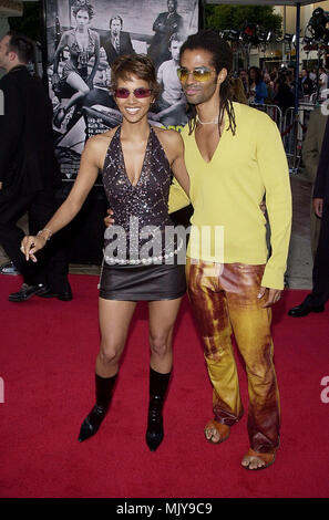 Halle Berry and Eric Benet arriving at The 'Swordfish' premiere at the Westwood Theatre in Los Angeles - June 4, 2001            -            BerryHalle BenetEric08.JPG           -              BerryHalle BenetEric08.JPGBerryHalle BenetEric08  Event in Hollywood Life - California,  Red Carpet Event, Vertical, USA, Film Industry, Celebrities,  Photography, Bestof, Arts Culture and Entertainment, Topix Celebrities fashion /  from the Red Carpet-, Vertical, Best of, Hollywood Life, Event in Hollywood Life - California,  Red Carpet , USA, Film Industry, Celebrities,  movie celebrities, TV celebrit Stock Photo