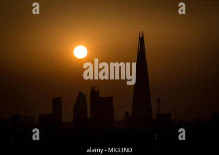 London, UK. 6th May, 2018. UK Weather: The sun sets over the city near the Shard skyscraper ending a warm Sunday with temperatures peaking over 25C. © Guy Corbishley/Alamy Live News Stock Photo