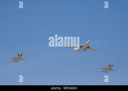 Moscow, Russia. 4th May, 2018. Russian Air Force Tupolev Tu-160 strategic bomber and a Tupolev Tu-22M3 strike bomber aircraft fly in formation during a rehearsal of the upcoming Victory Day air show marking the 73rd anniversary of the victory over Nazi Germany in the 1941-45 Great Patriotic War, the Eastern Front of World War II. Credit: Victor Vytolskiy/Alamy Live News Stock Photo